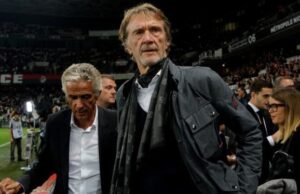 Capitão de rugby da Inglaterra borrifa tinta no proprietário do MU por aumentar o barulho