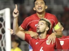 A reação hilariante de Sandy Walsh e Rizky Ridho ao assistir ao primeiro treino de Maarten Paes no Ajax