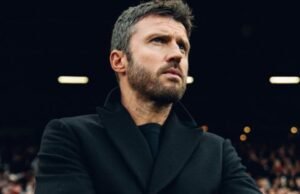 Torcedores do Manchester United protestam antes da partida contra o Fulham