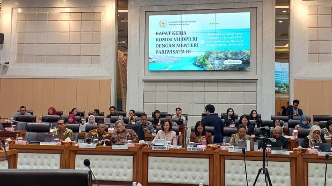 6982e2d5845ca-menteri-pariwisata-widiyanti-putri-wardhana-rapat-bersama-komisi-vii-dpr-ri_gemini_665_374.jpg