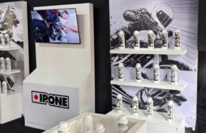 Óleo de motor 2 tempos com sabor de morango disponível no IIMS 2026