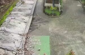 SMPN 182 O muro desabado em Jacarta pertence aos moradores, foi prometido que seria reparado após o Ano Novo Chinês