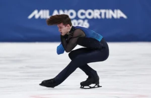 Patinação artística: Marinin desmaia, Shaidlov ganha medalha de ouro masculina, choca o campo