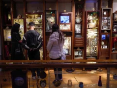 Multidões se reúnem no Museu da Inocência de Istambul antes da adaptação para a TV