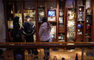 Multidões se reúnem no Museu da Inocência de Istambul antes da adaptação para a TV