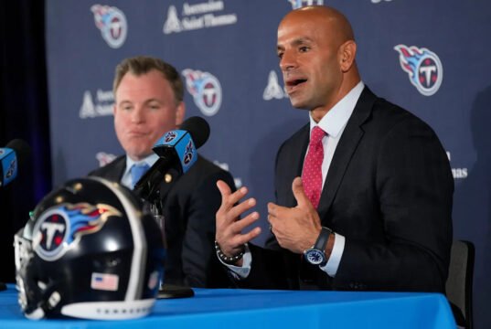 10 números que ajudaram a definir as 10 novas contratações de treinador principal da NFL, incluindo como as minorias raciais se saíram neste ciclo