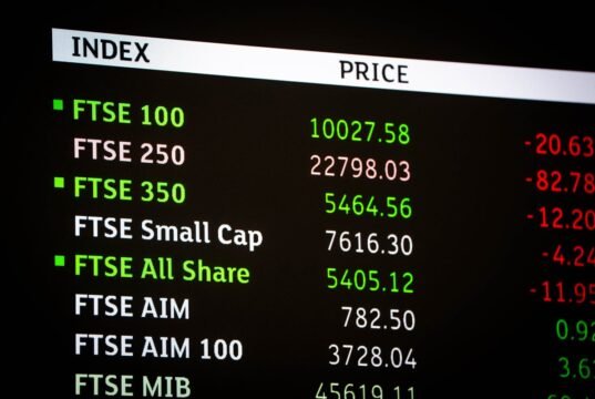 O FTSE 100 fechou no verde enquanto o Reino Unido planeja grandes gastos com mísseis