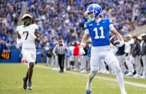 Declaração de causa provável divulgada após a prisão do recebedor da BYU, Parker Kingston