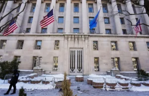 Departamento de Justiça dos EUA envia carta aos legisladores sobre a edição dos arquivos de Epstein, informou o Politico