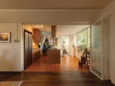 O apartamento de cinco cômodos de um casal criativo em Geylang aproveita ao máximo ângulos estranhos