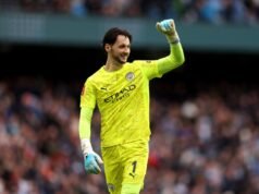 Um jogador do Manchester City está dando o seu melhor em campo, apesar da situação que enfrenta