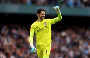 Um jogador do Manchester City está dando o seu melhor em campo, apesar da situação que enfrenta