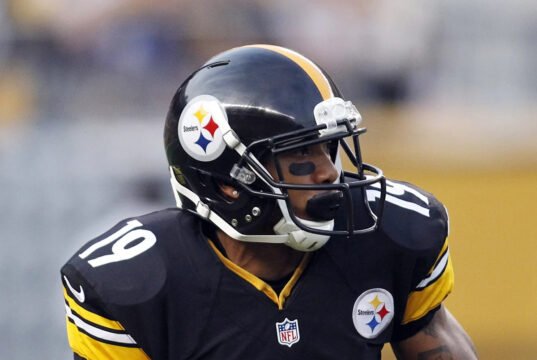 O futebol da Penn State contratará outro técnico do WR, Kashif Moore. relatórios