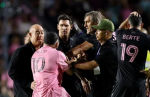 Messi, do Inter Miami, cai após segurança reprimir intruso no campo