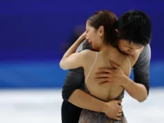 A patinadora artística japonesa Kihara diz que ganhou a medalha de ouro olímpica em duplas patinando em meio às lágrimas.