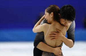 A patinadora artística japonesa Kihara diz que ganhou a medalha de ouro olímpica em duplas patinando em meio às lágrimas.
