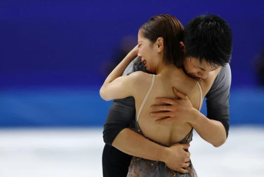 A patinadora artística japonesa Kihara diz que ganhou a medalha de ouro olímpica em duplas patinando em meio às lágrimas.