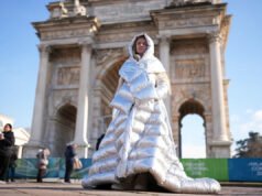 Mulher russa carregando cartaz da Ucrânia na cerimônia de abertura dos Jogos Olímpicos de Inverno