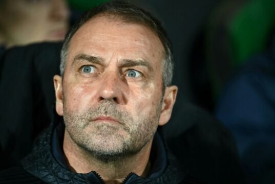 Flick exige resposta do Barcelona após derrota do Atlético na Copa