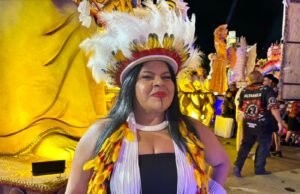 Em desfile dos Gaviões da Fiel, a ministra Sonia Guajazara criticou o prazo e defendeu os territórios indígenas.