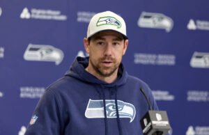 Os Raiders estão finalizando um acordo para contratar o coordenador ofensivo dos Seahawks, Clint Kubiak, como o próximo técnico.