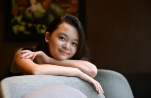 A premiada estrela infantil de Emerald Hill, Ivory Chia, faz sua estreia no cinema em Liang Po Po vs.