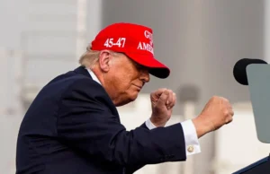 O presidente Trump elogia a economia e a energia do Texas, mas mantém silêncio sobre seu favorito na corrida republicana para o Senado