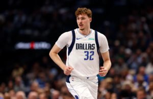 A estrela do Mavericks, Cooper Flagg, perderá o jogo do Rising Stars no fim de semana do All-Star devido a uma entorse no meio do pé