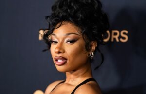 Megan Thee Stallion mostra curvas durante a prova do vestido de Roberto Cavalli