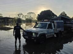 Esforços de resgate em andamento para salvar mulher agarrada a uma árvore nas enchentes em Alice Springs