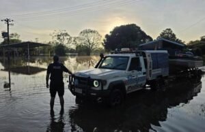 Esforços de resgate em andamento para salvar mulher agarrada a uma árvore nas enchentes em Alice Springs