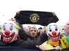 Torcedores do Man United usam máscaras de palhaço no último protesto contra os proprietários do clube