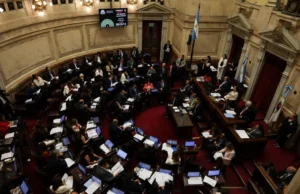 O Senado da Argentina aprova a reforma trabalhista de Millei, promovendo reformas favoráveis ao mercado