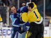 Outra luta de goleiro da NHL! Jeremy Swayman e Andrei Vasilevskiy largam as luvas durante o confronto do Stadium Series
