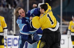 Outra luta de goleiro da NHL! Jeremy Swayman e Andrei Vasilevskiy largam as luvas durante o confronto do Stadium Series