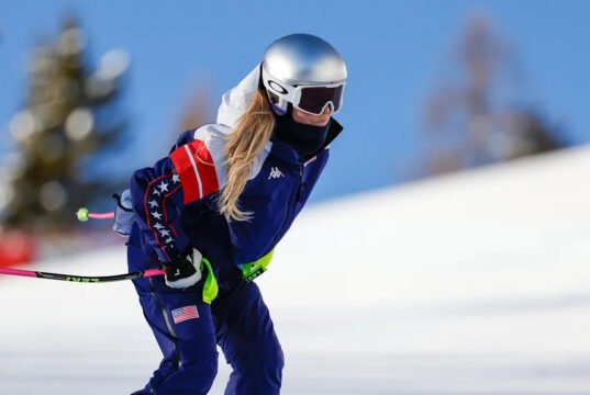 Jogos Olímpicos de Inverno de 2026: Lindsey Vonn retorna aos Estados Unidos após um terrível acidente na Itália, várias cirurgias
