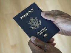 Em breve você poderá precisar do seu passaporte para votar. Trump torna mais difícil conseguir um.