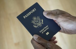 Em breve você poderá precisar do seu passaporte para votar. Trump torna mais difícil conseguir um.