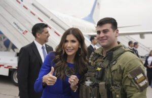 ICE compra uma frota de jatos de luxo da Barbie, enquanto crianças sofrem nos centros de detenção de Trump