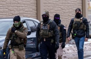 Vídeo mostra agentes do DHS detendo um cidadão americano sob a mira de uma arma em um SUV em Minnesota