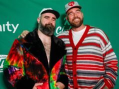 A câmera captura a mensagem poderosa de Drew Brees para Travis e Jason Kelce