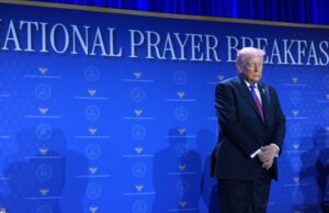 Trump dedicou o Café da Manhã de Oração Nacional ao seu deus favorito – ele mesmo