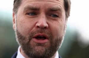 Depois de remover o conselho religioso, Carey ligou para o jogador da Prezion, JD Vance