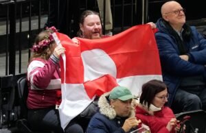 Fãs mostram apoio à Groenlândia na partida de hóquei dos Jogos Olímpicos de Inverno