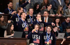 A estrela do hóquei do time dos EUA aprendeu uma dura lição sobre como abraçar Trump