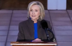 Hillary Clinton manteve a calma durante as falsas audiências de Epstein