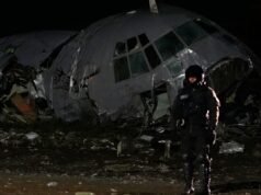 Pelo menos 15 pessoas morreram quando um avião de carga boliviano que transportava notas caiu perto de La Paz