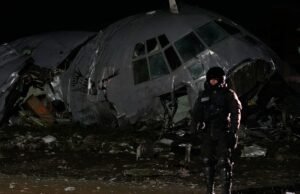 Pelo menos 15 pessoas morreram quando um avião de carga boliviano que transportava notas caiu perto de La Paz