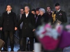 O primeiro-ministro do Canadá e o líder da oposição dão as mãos em um momento comovente na vigília do tiroteio em massa