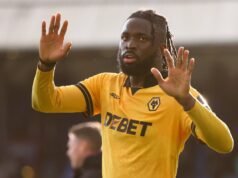 Rob Edwards explica a decisão de retirar Tolu Orokodare do time dos Wolves após ser abusado racialmente